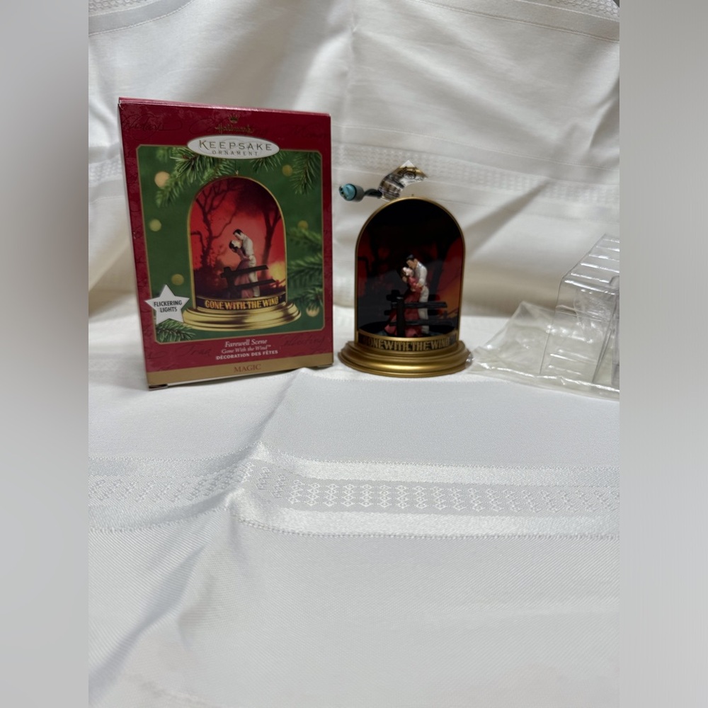 2001 Hallmark Gone with the Wind Rhett & Scarlet light up ornament